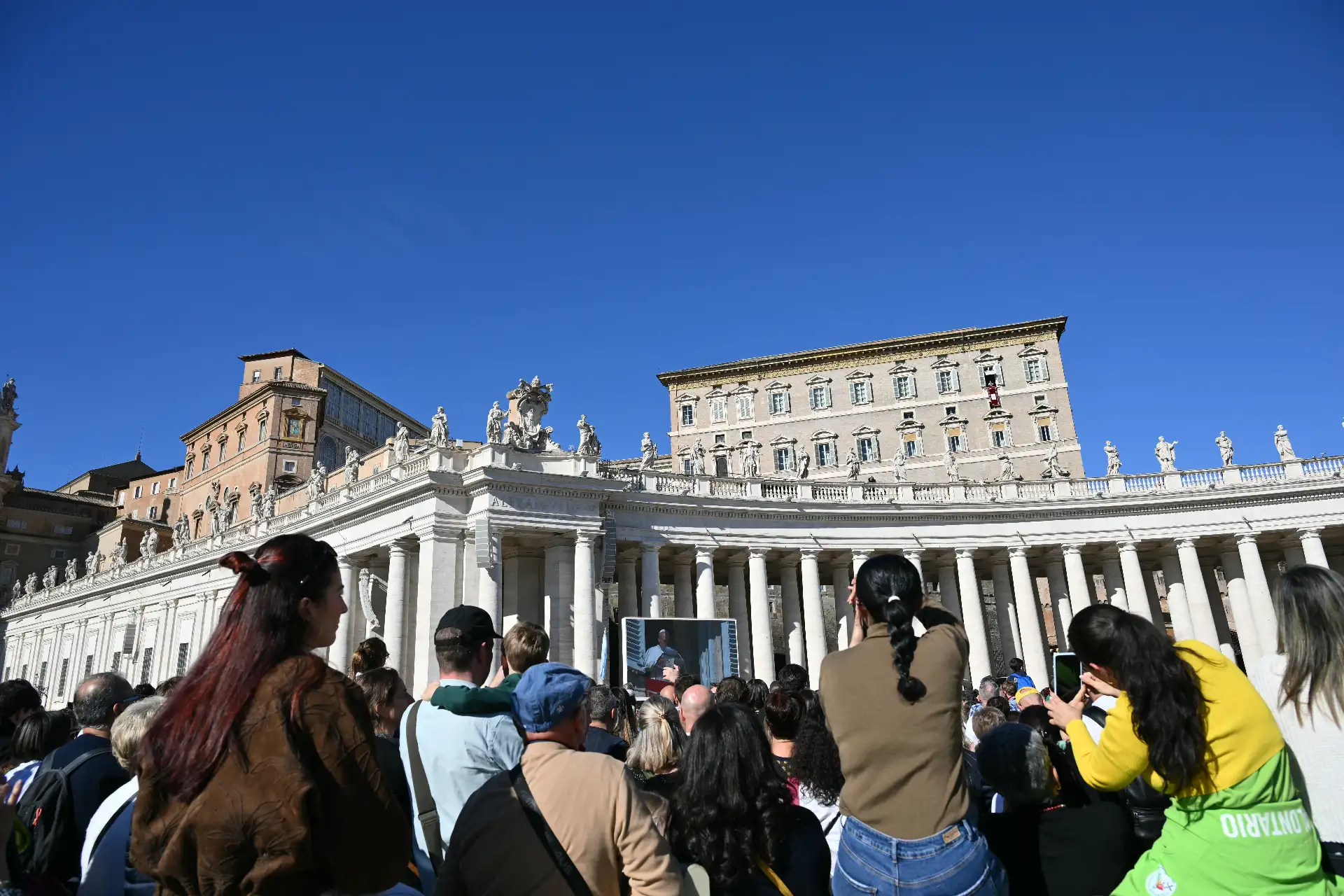 El Papa León XIV saluda desde la ventana del palacio apostólico con vistas a la plaza de San Pedro durante la oración del Ángelus en el Vaticano. Foto: AFP