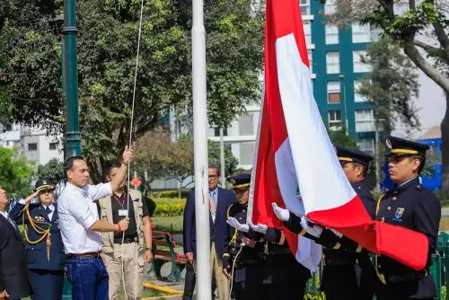 El presidente de la república, José Jerí Oré, participa en el izamiento de bandera y entonación del himno nacional en el distrito de Jesús María, en el marco del decreto supremo que aplica medidas complementarias al estado de emergencia. Foto: ANDINA/ Prensa Presidencia