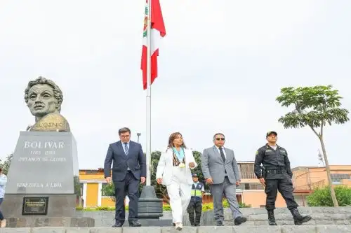 Autoridades destacan valores cívicos en izamiento de la bandera en Pueblo Libre. Foto: ANDINA/Difusión