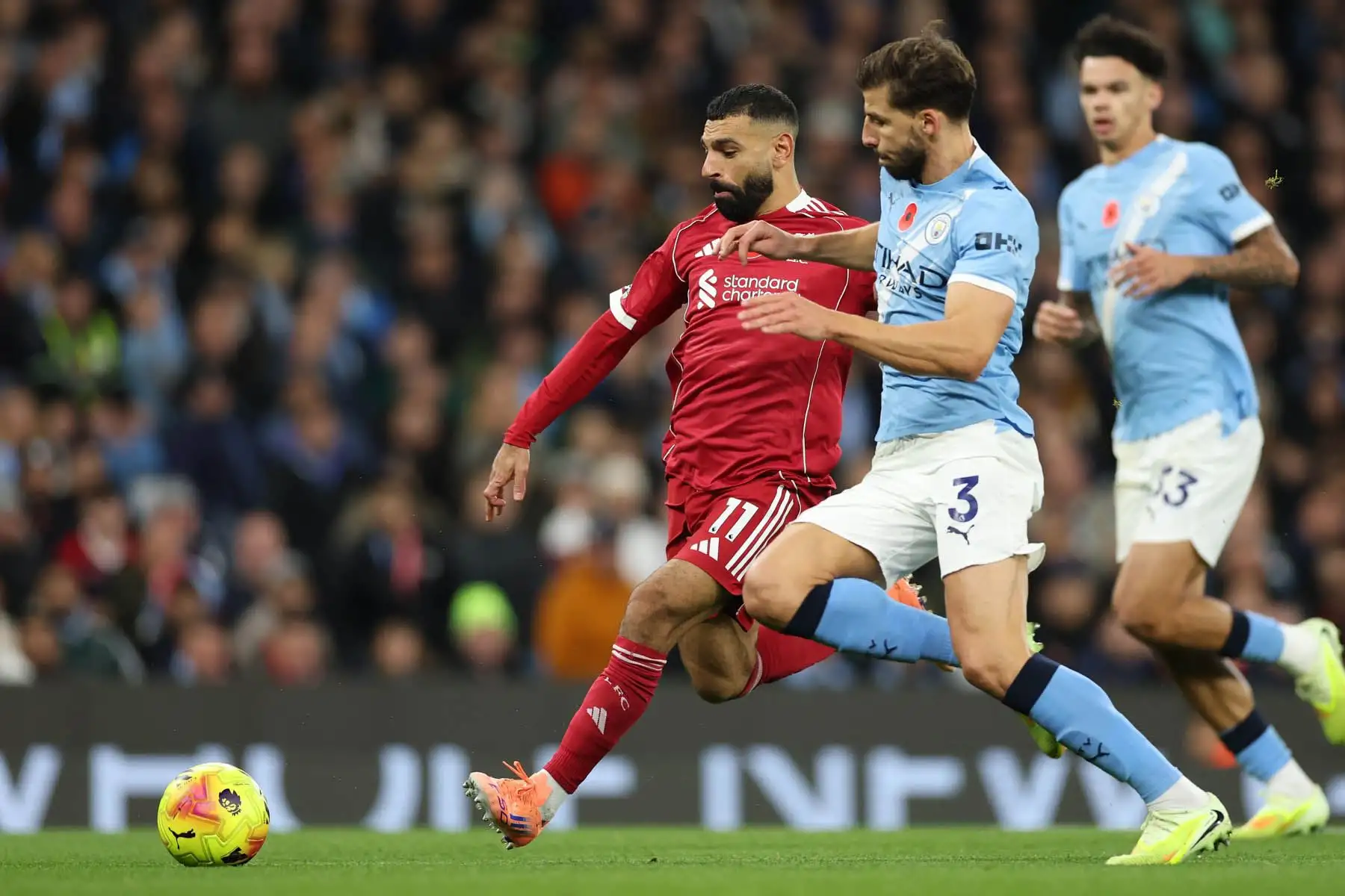 Mohamed Salah del Liverpool en acción con Ruben Dias del Manchester City durante el partido de la Premier League inglesa entre el Manchester City y el Liverpool FC, en Manchester. Foto: AFP