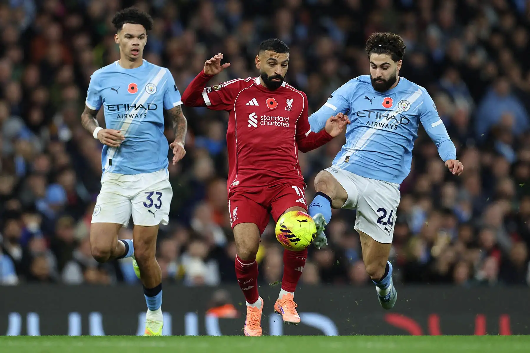 El delantero egipcio del Liverpool, Mohamed Salah, número 11, y el defensa croata del Manchester City, Josko Gvardiol, número 24, disputan el balón durante el partido de la Premier League inglesa entre el Manchester City y el Liverpool en el Etihad Stadium de Manchester, noroeste de Inglaterra. Foto: AFP