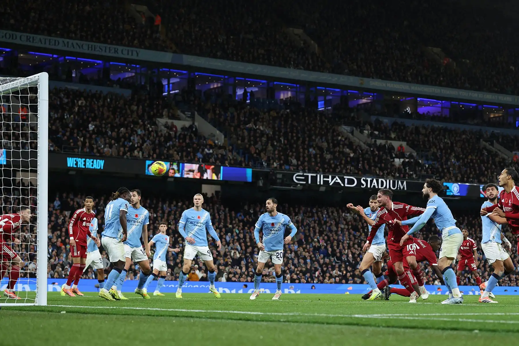 El defensa neerlandés del Liverpool, Virgil van Dijk, cabecea el balón, pero el gol es anulado por fuera de juego del defensa escocés del Liverpool, Andrew Robertson, durante el partido de la Premier League inglesa entre el Manchester City y el Liverpool en el Etihad Stadium de Manchester, noroeste de Inglaterra.   Foto: AFP