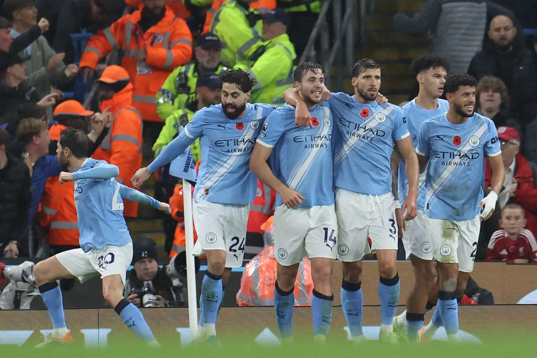 El centrocampista español del Manchester City, Nico González, número 14, celebra el segundo gol durante el partido de la Premier League inglesa entre el Manchester City y el Liverpool en el Etihad Stadium de Manchester, noroeste de Inglaterra, el 9 de noviembre de 2025. Foto: AFP
