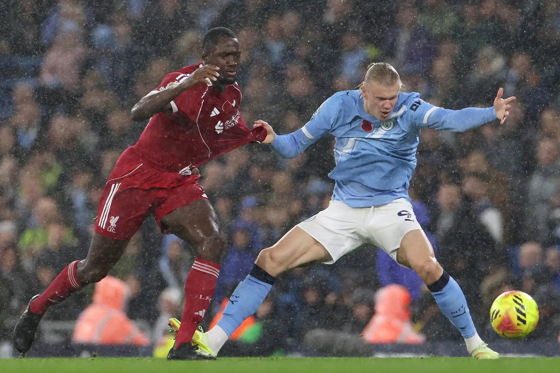 El delantero noruego del Manchester City, Erling Haaland, número 9, disputa el balón con el defensa francés del Liverpool, Ibrahima Konaté, número 5, durante el partido de la Premier League inglesa entre el Manchester City y el Liverpool en el Etihad Stadium de Manchester, noroeste de Inglaterra. Foto: AFP