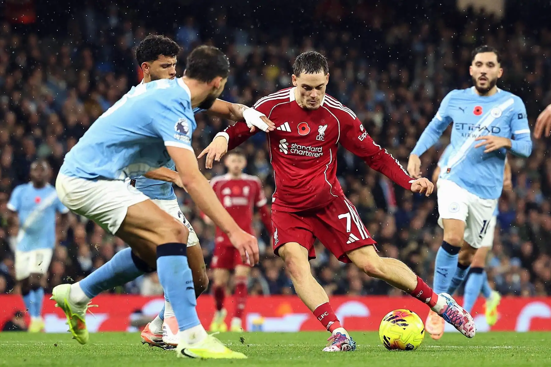 Florian Wirtz  del Liverpool en acción durante el partido de la Premier League inglesa entre el Manchester City y el Liverpool FC, en Manchester, Gran Bretaña. Foto: AFP