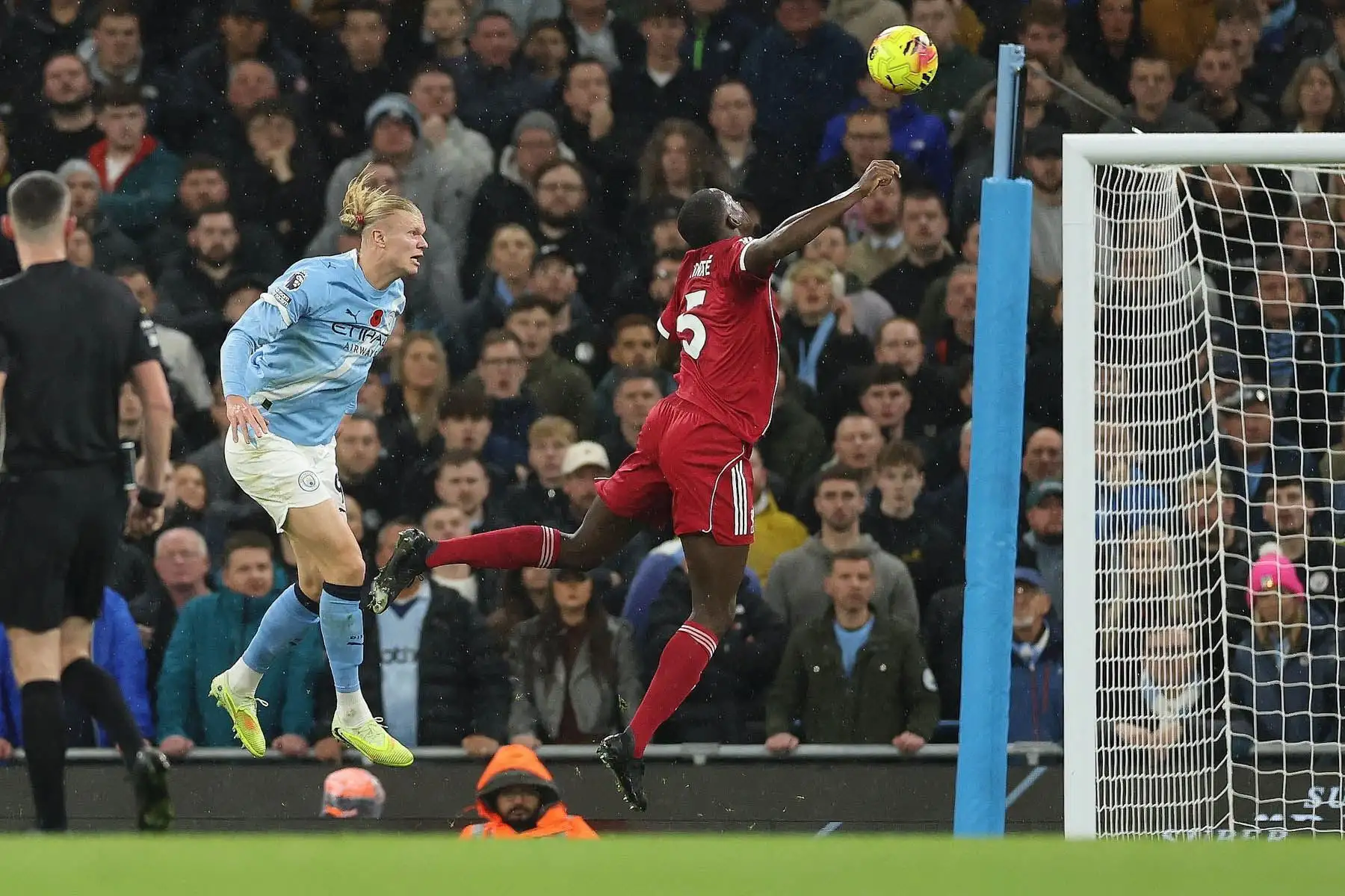 Erling Haaland del Manchester City anota el gol del 1-0 durante el partido de la Premier League inglesa entre el Manchester City y el Liverpool FC, en Manchester, Gran Bretaña, el 9 de noviembre de 2025. Foto: AFP