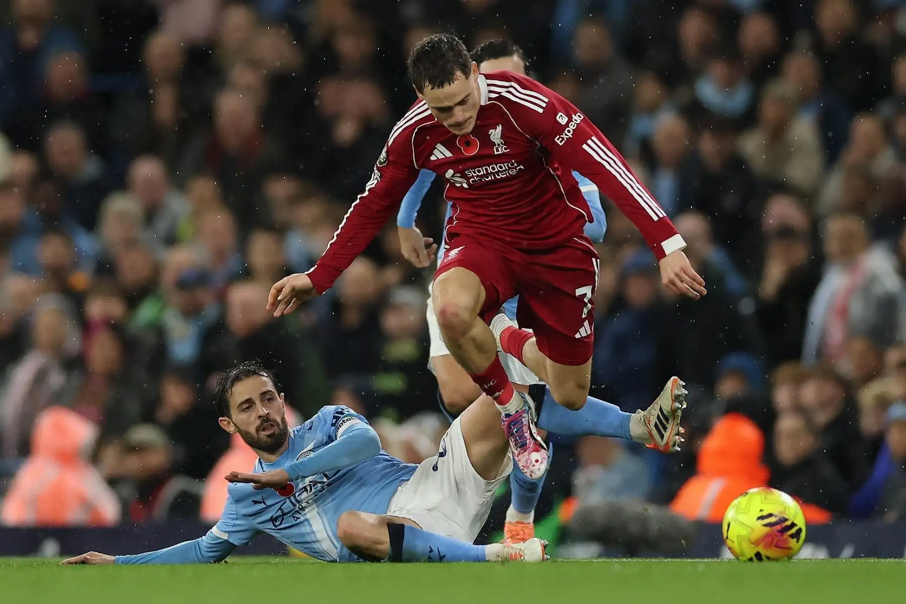Bernardo Silva, del Manchester City, en acción con Florian Wirtz, del Liverpool, durante el partido de la Premier League inglesa entre el Manchester City y el Liverpool FC, en Manchester, Gran Bretaña, el 9 de noviembre de 2025. Foto: AFP