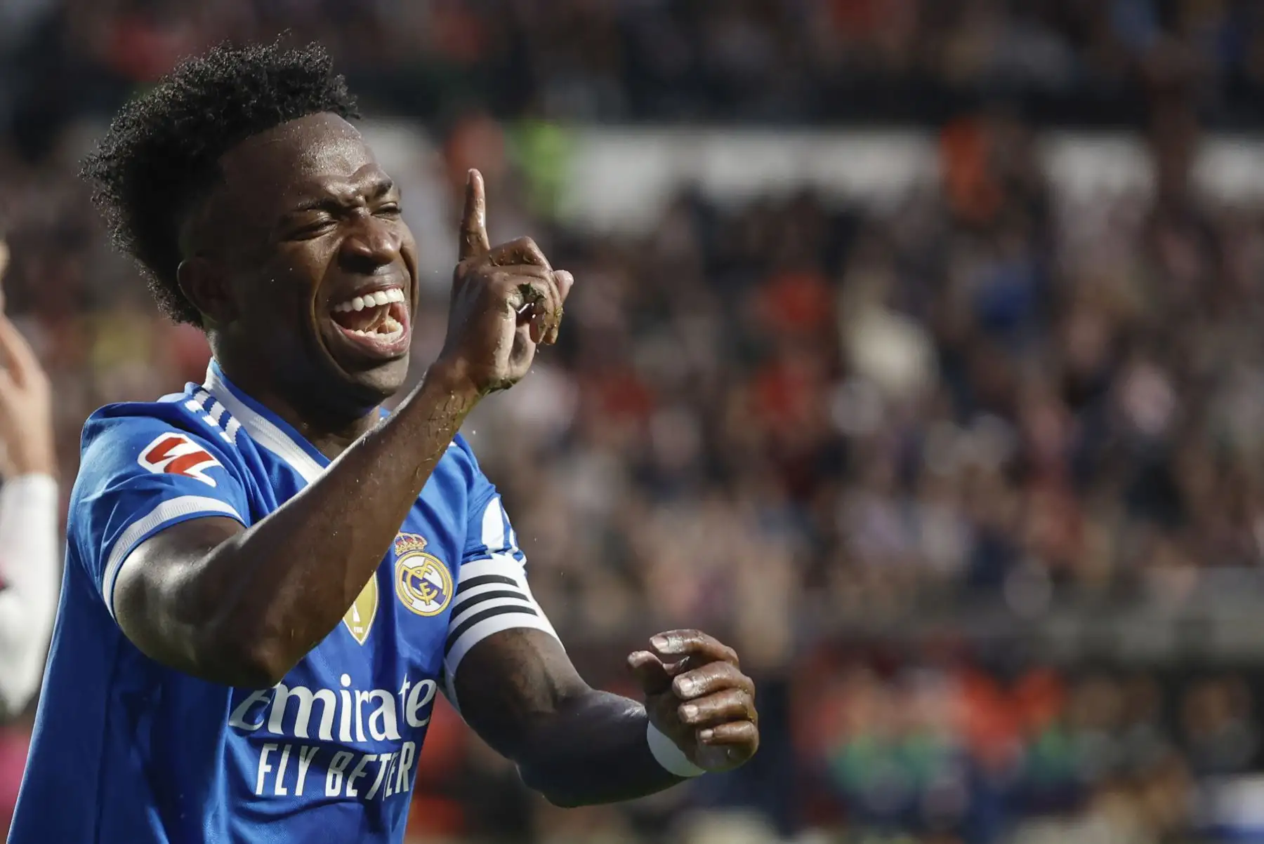 El delantero del Real Madrid Vinicius Jr gesticula durante el partido de la jornada 12 de LaLiga EA Sports que Rayo Vallecano y Real Madrid disputan este domingo en el Estadio de Vallecas, en la capital española. Foto: EFE