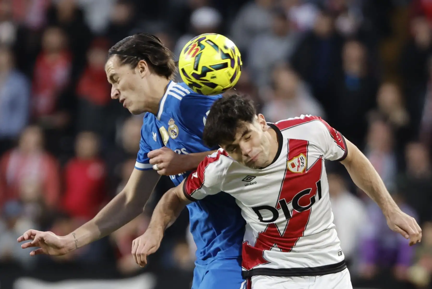 El defensa del Real Madrid Álvaro Carreras (i) disputa el balón con Fran Pérez (d), del Rayo Vallecano, durante el partido de la jornada 12 de LaLiga EA Sports que Rayo Vallecano y Real Madrid disputan este domingo en el Estadio de Vallecas, en la capital española. Foto: EFE