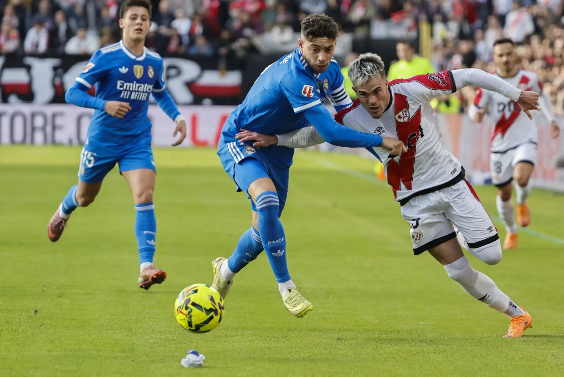 El defensa del Rayo Vallecano Pep Chavarría pelea un balón ante el centrocampista uruguayo del Real Madrid Fede Valverde durante el partido de la jornada 12 de LaLiga EA Sports que Rayo Vallecano y Real Madrid disputan este domingo en el Estadio de Vallecas, en la capital española. Foto: EFE
