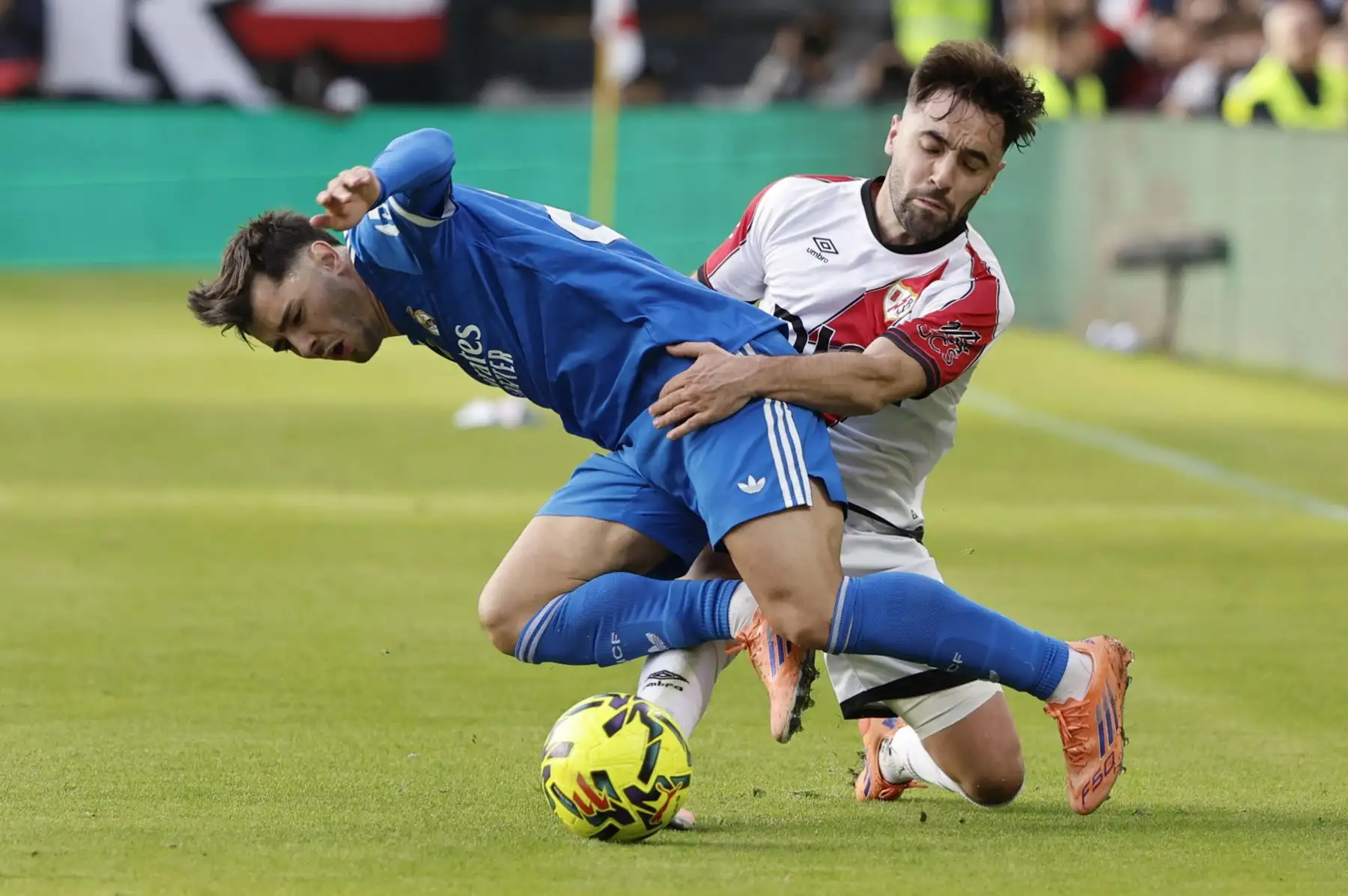 El centrocampista del Rayo Vallecano Unai López pelea un balón ante el centrocampista del Real Madrid Brahim Díaz  durante el partido de la jornada 12 de LaLiga EA Sports que Rayo Vallecano y Real Madrid disputan este domingo en el Estadio de Vallecas, en la capital española. Foto: EFE