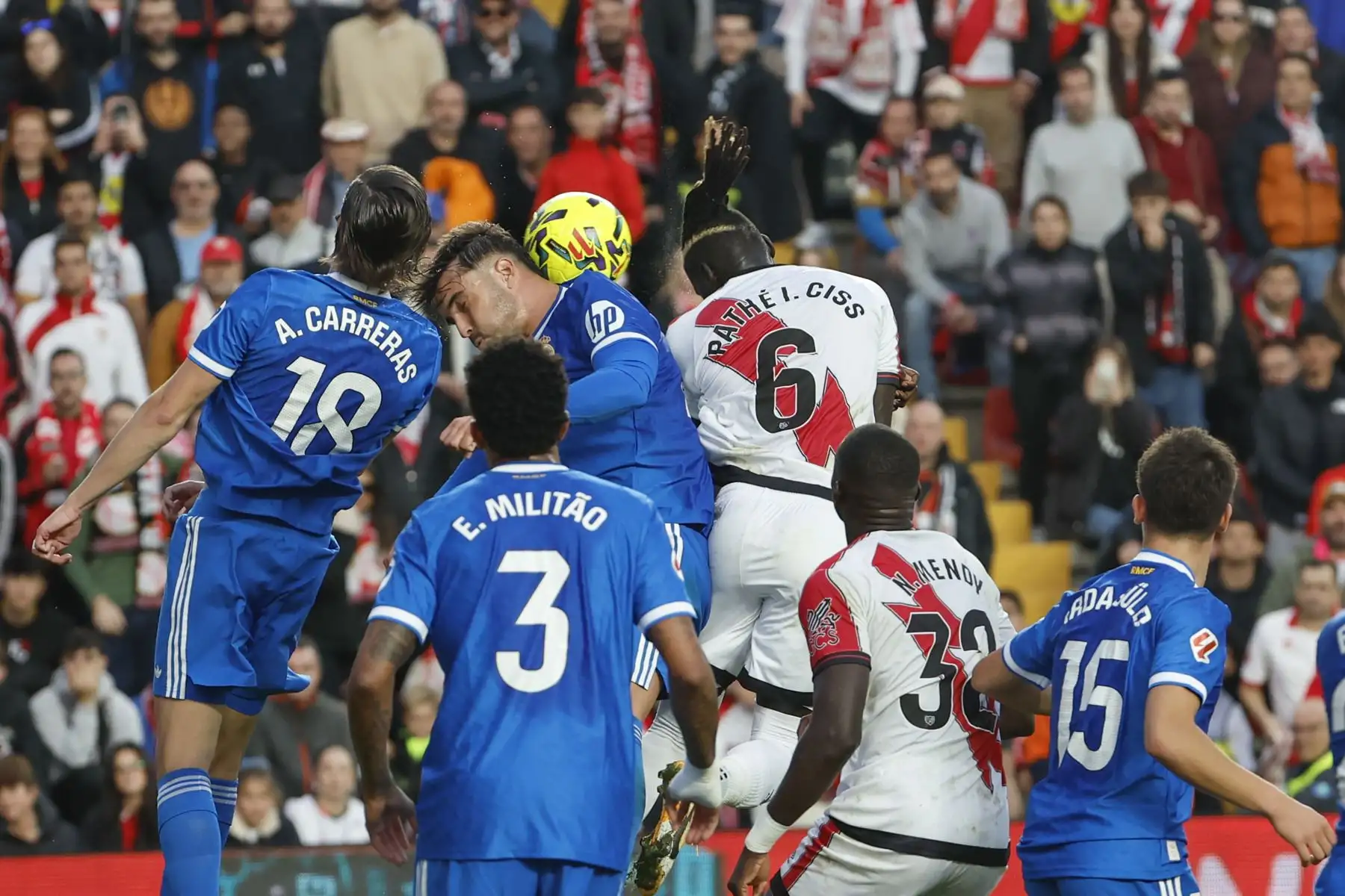 El centrocampista del Rayo Vallecano Pathé Ciss pelea un balón ante el defensa del Real Madrid Raúl Asencio durante el partido de la jornada 12 de LaLiga EA Sports que Rayo Vallecano y Real Madrid disputan este domingo en el Estadio de Vallecas, en la capital española. Foto: EFE