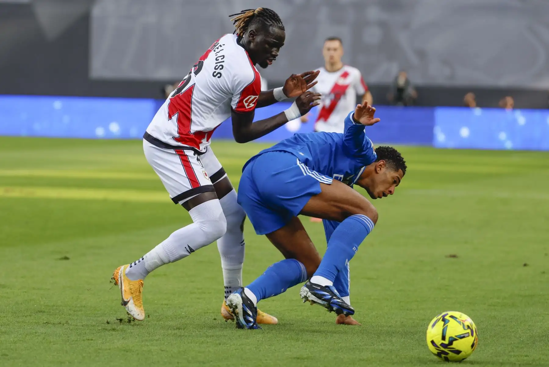 El centrocampista senegalés del Rayo Vallecano Pathé Ciss pelea un balón ante el centrocampista británico del Real Madrid Jude Bellingham, durante el partido de la jornada 12 de LaLiga EA Sports que Rayo Vallecano y Real Madrid disputan este domingo en el Estadio de Vallecas, en la capital española. Foto: EFE