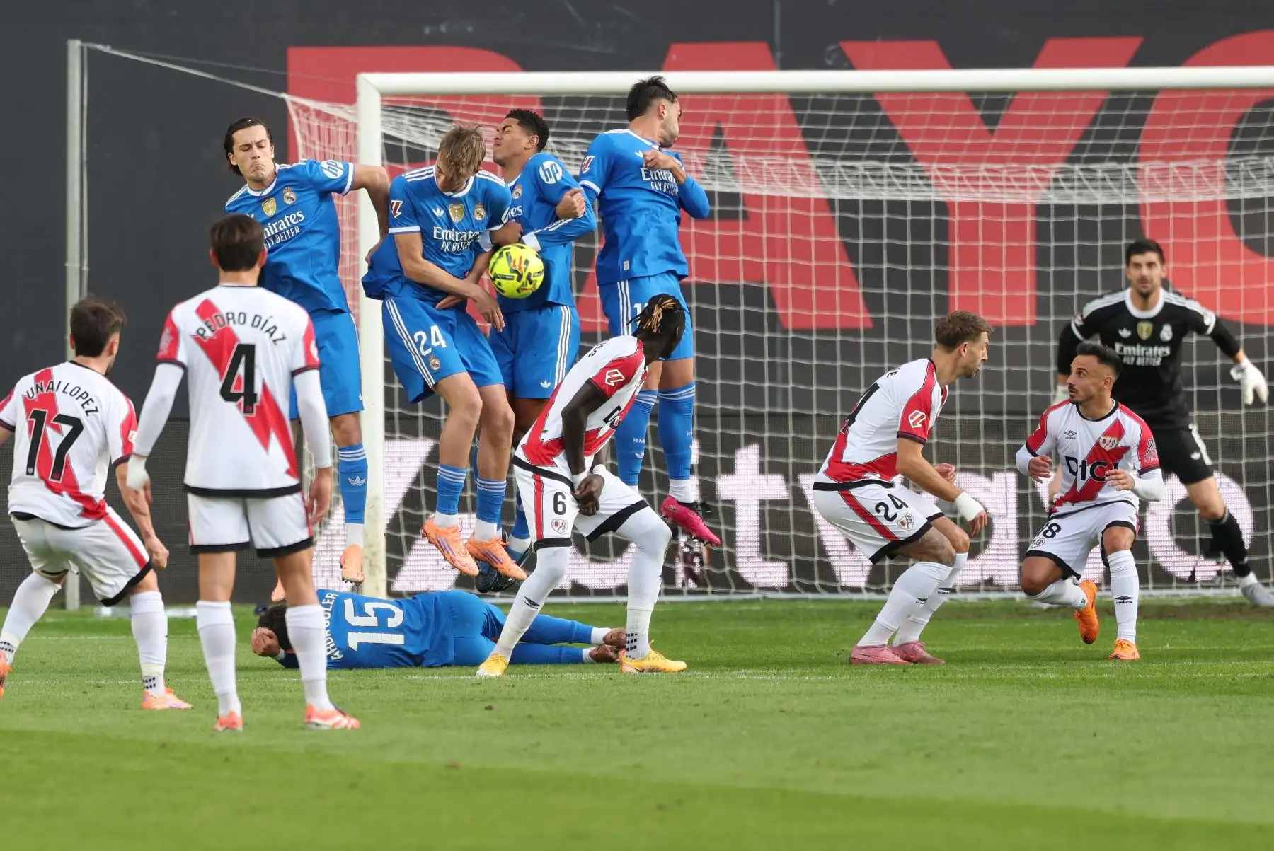 El defensa español del Real Madrid, Álvaro Carreras, dorsal 18, y el defensa español del Real Madrid, Dean Huijsen, defienden un tiro libre del Rayo Vallecano durante el partido de Liga entre el Rayo Vallecano de Madrid y el Real Madrid CF en el Estadio Vallecas de Madrid. Foto: AFP