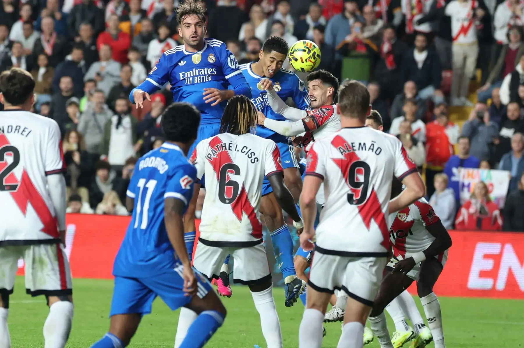 El centrocampista inglés del Real Madrid, Jude Bellingham, cabecea el balón durante el partido de liga español entre el Rayo Vallecano de Madrid y el Real Madrid CF en el Estadio Vallecas de Madrid. Foto: AFP