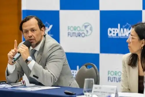 El presidente del Ceplan, Giofianni Peirano, destacó el rol estratégico de la entidad en la integración de información de distintos sectores del Estado para la toma de decisiones. Foto: Cortesía.