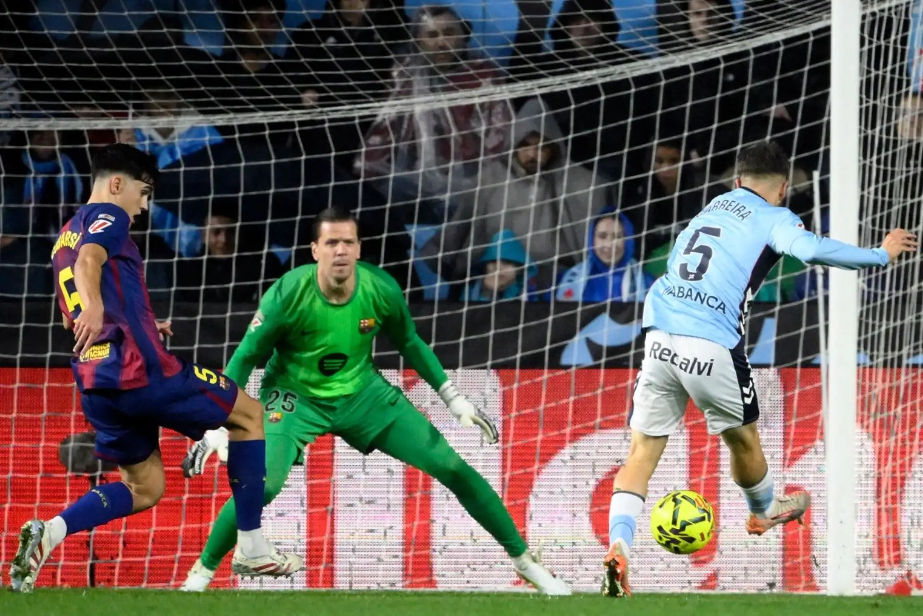 El defensa español del Celta Vigo #05 Sergio Carreira marca el primer gol de su equipo durante el partido de fútbol de la liga española entre el RC Celta de Vigo y el FC Barcelona en el Estadio Balaidos de Vigo el 9 de noviembre de 2025. (Foto de Miguel RIOPA / AFP)