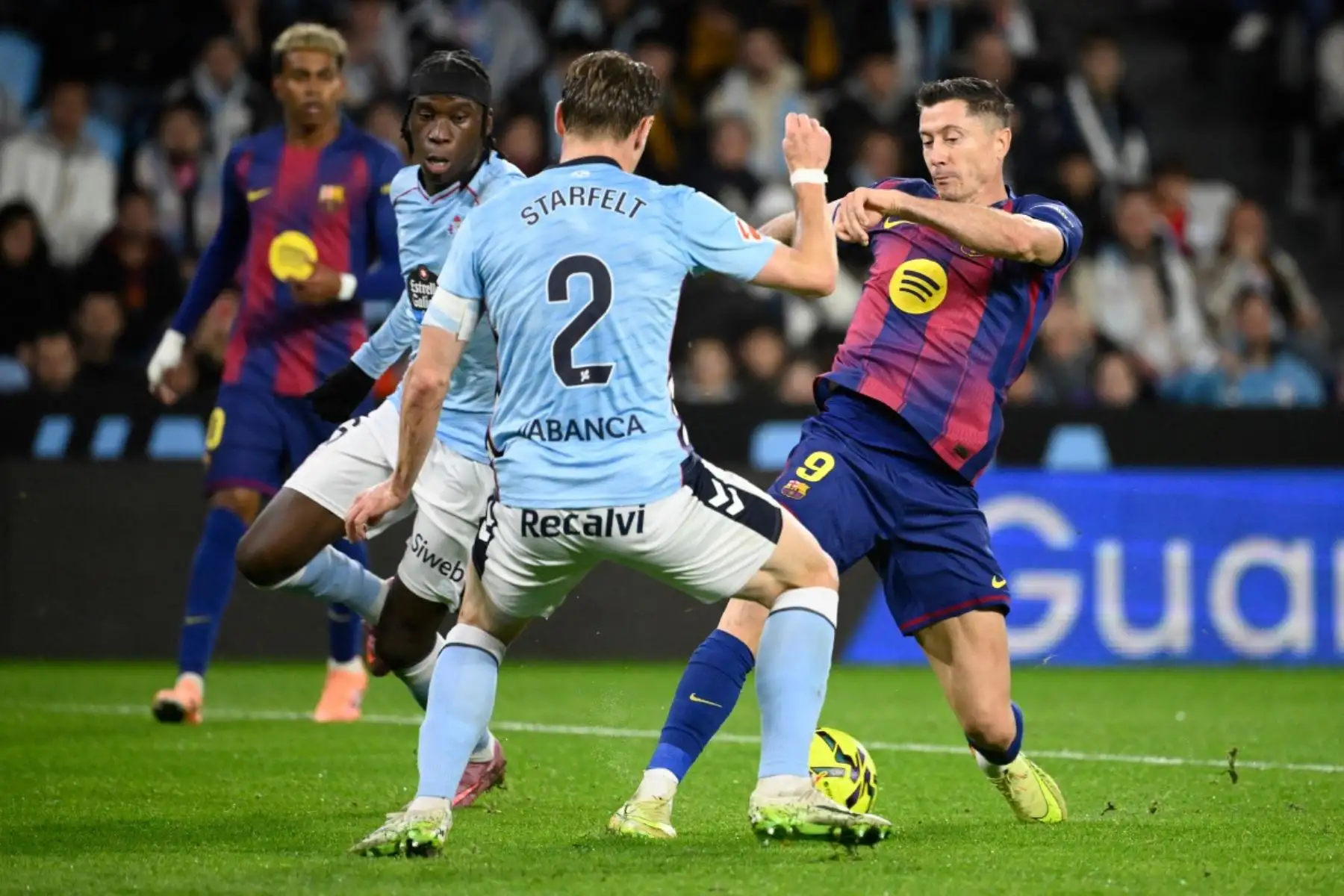 El defensor sueco del Celta Vigo #02 Carl Starfelt y el delantero polaco del Barcelona #09 Robert Lewandowski luchan por el balón durante el partido de fútbol de la liga española entre el RC Celta de Vigo y el FC Barcelona en el Estadio Balaidos de Vigo el 9 de noviembre de 2025. (Foto de Miguel RIOPA / AFP)