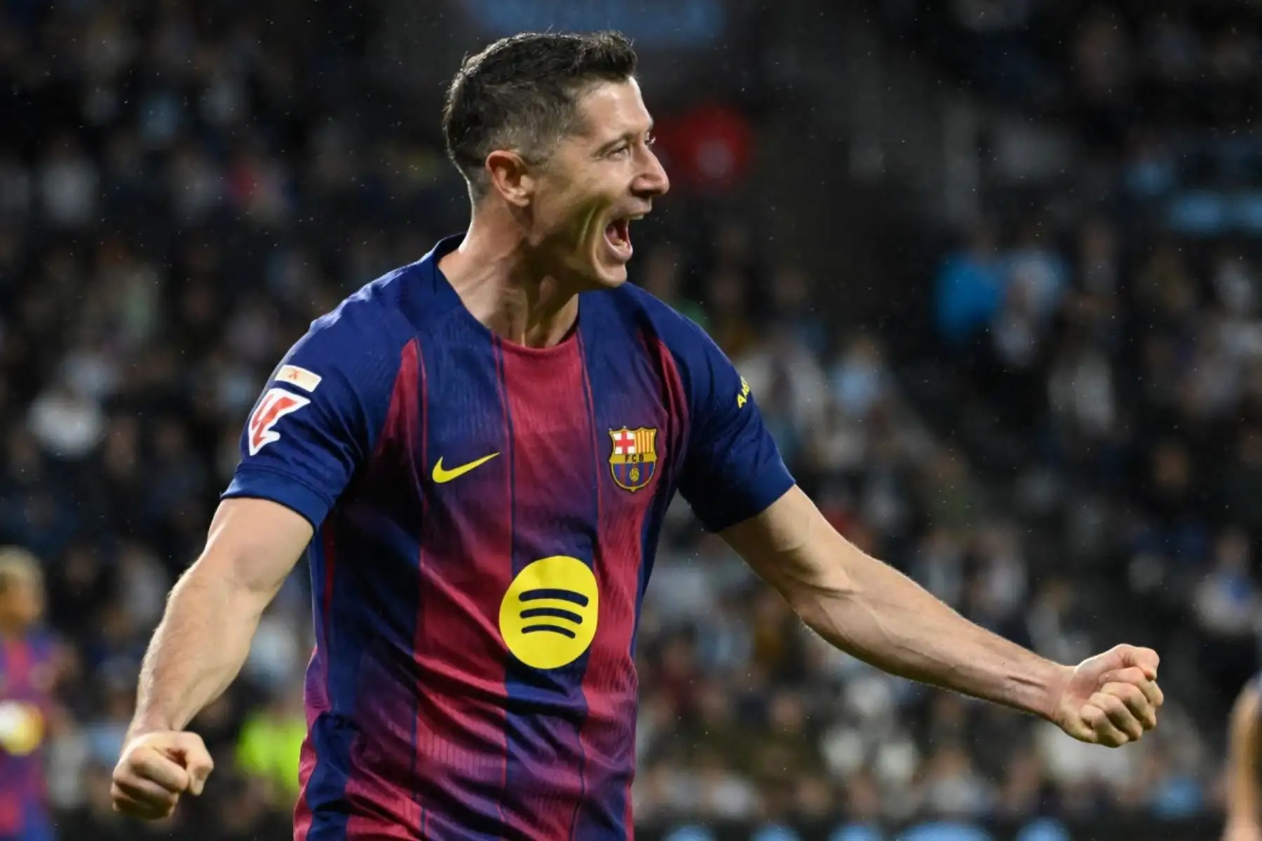 El delantero polaco del Barcelona #09 Robert Lewandowski celebra su segundo gol durante el partido de fútbol de la liga española entre el RC Celta de Vigo y el FC Barcelona en el Estadio Balaidos de Vigo el 9 de noviembre de 2025. (Foto de Miguel RIOPA / AFP)