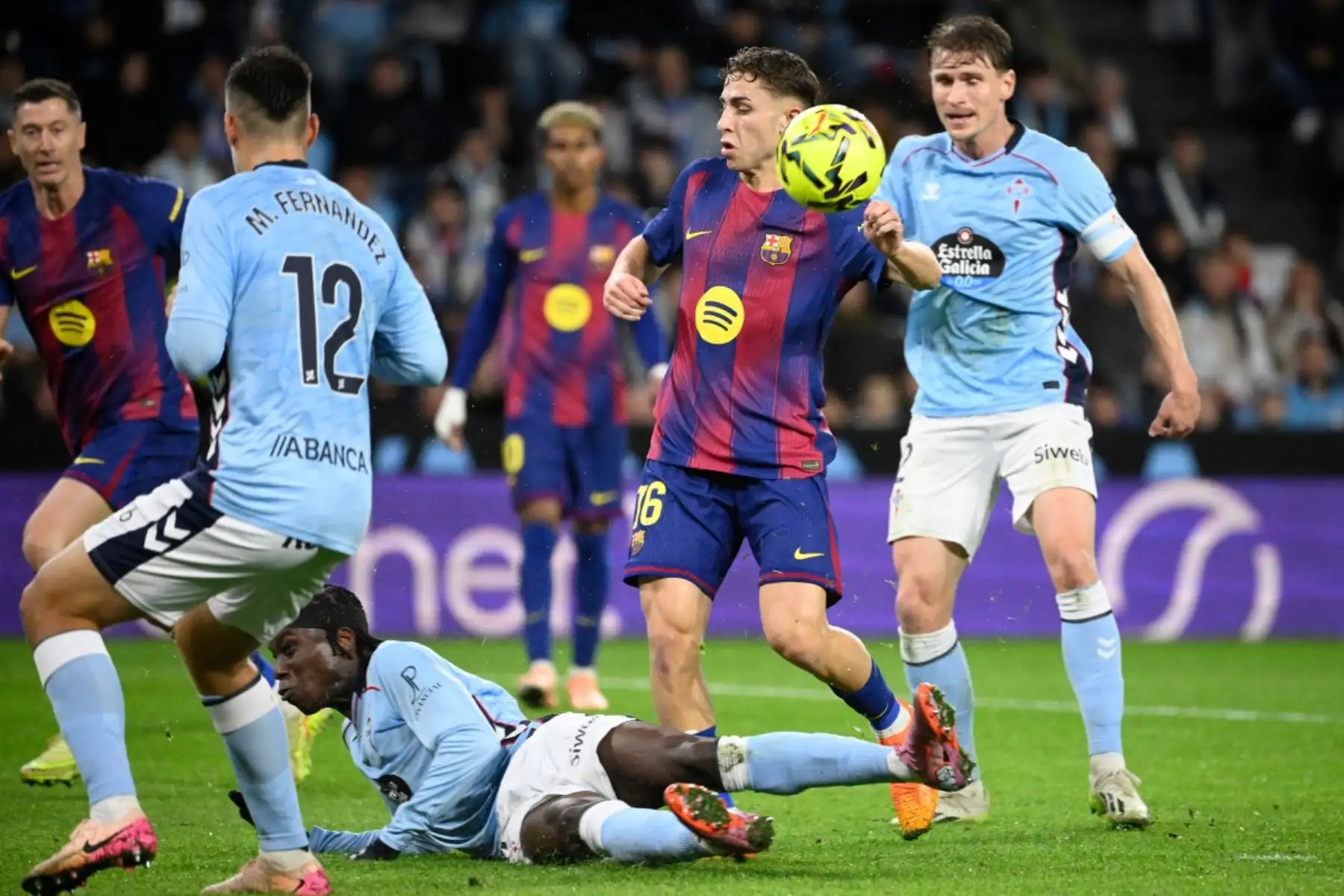 El centrocampista español del Barcelona #16 Fermín López y el centrocampista español del Celta Vigo #06 Ilaix Moriba Kourouma (ABAJA) compiten por el balón durante el partido de fútbol de la liga española entre el RC Celta de Vigo y el FC Barcelona en el Estadio Balaidos de Vigo el 9 de noviembre de 2025. (Foto de Miguel RIOPA / AFP)