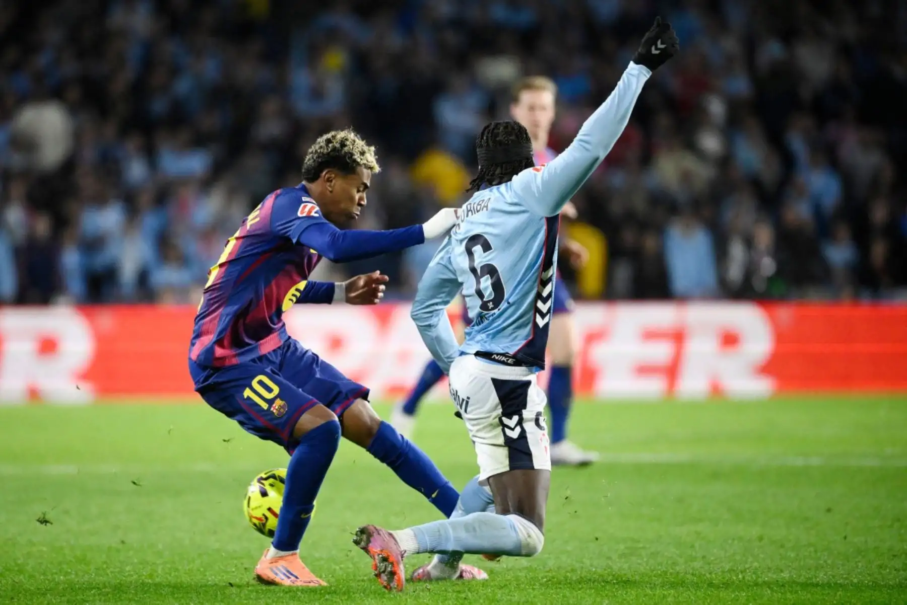 El delantero español del Barcelona #10 Lamine Yamal y el centrocampista español del Celta Vigo #06 Ilaix Moriba Kourouma luchan por el balón durante el partido de fútbol de la liga española entre el RC Celta de Vigo y el FC Barcelona en el Estadio Balaidos de Vigo el 9 de noviembre de 2025. (Foto de Miguel RIOPA / AFP)