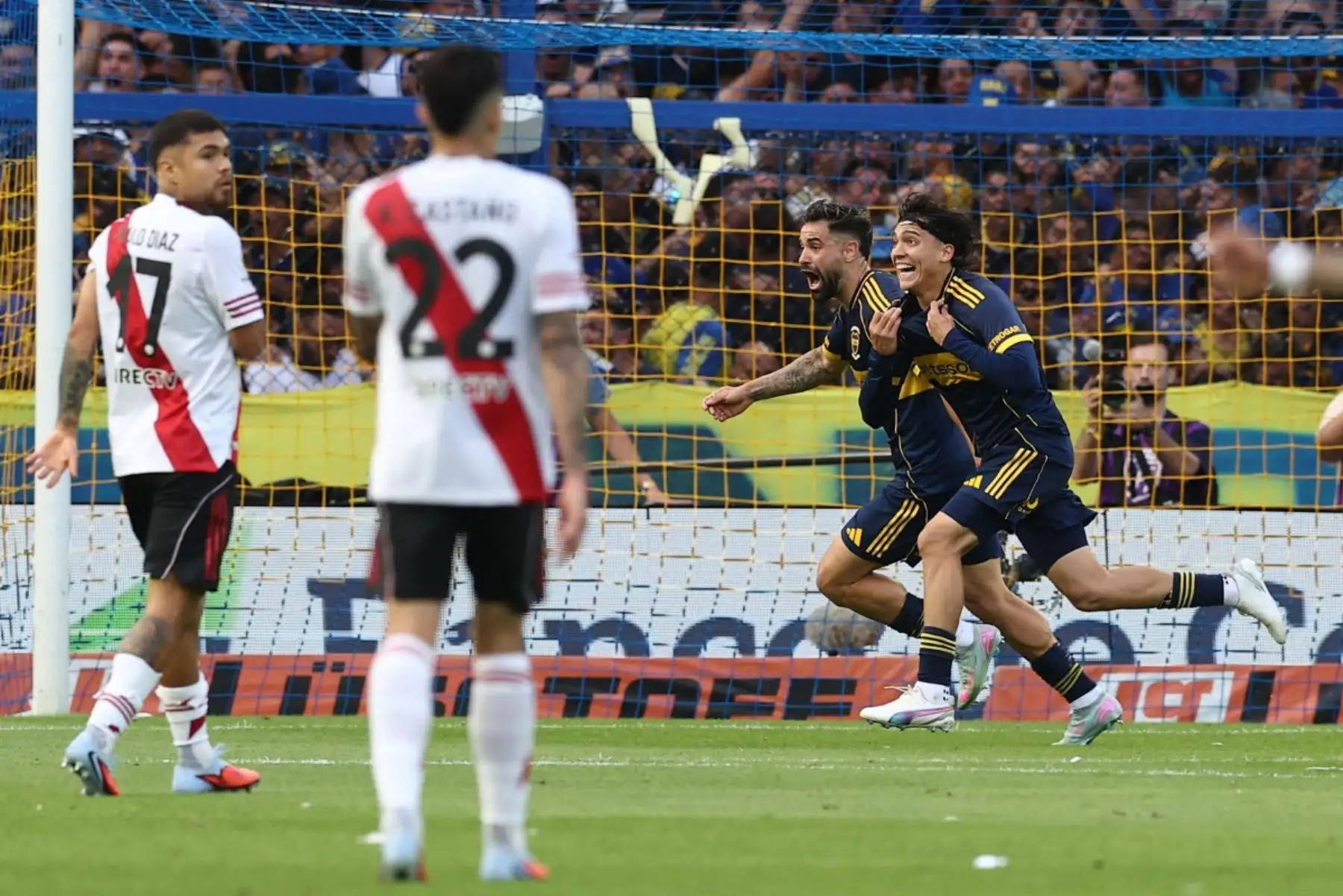 El delantero de Boca Juniors, Exeiel Zeballos (R), celebra el primer gol durante el partido del Torneo de Clausura de la Liga Argentina de Fútbol Profesional 2025 entre Boca Juniors y River Plate en el Estadio La Bombonera de Buenos Aires el 9 de noviembre de 2025. (Foto de ALEJANDRO PAGNI / AFP)