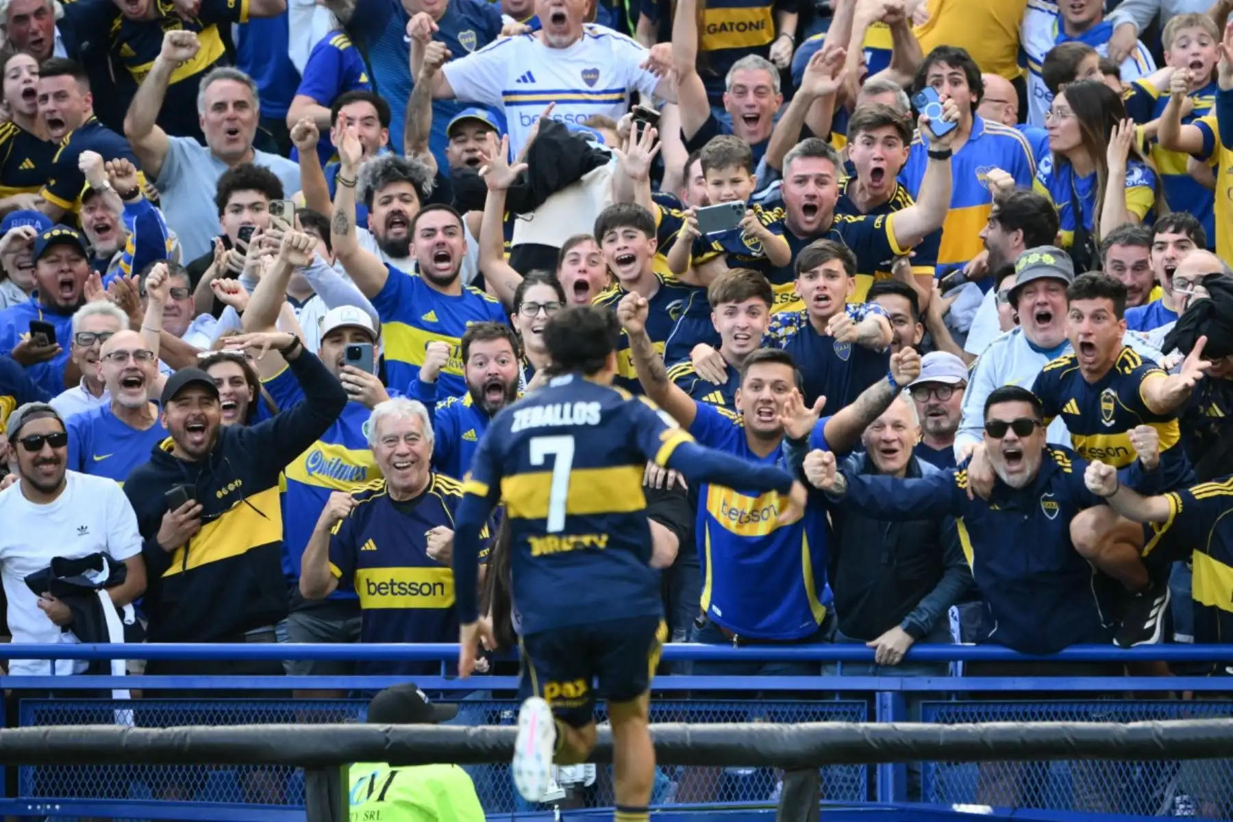 Los fanáticos de Boca Juniors celebran un gol anotado por el delantero #07 de Boca Juniors Exequiel Zeballos durante el partido del Torneo de Clausura de la Liga Argentina de Fútbol Profesional 2025 entre Boca Juniors y River Plate en el Estadio La Bombonera de Buenos Aires el 9 de noviembre de 2025. (Foto de Luis ROBAYO / AFP)