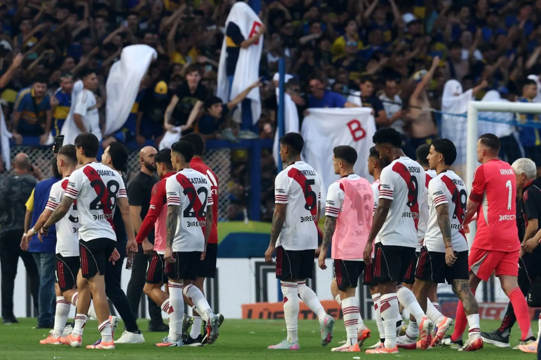 Los jugadores de River Plate abandonan el campo después de perder el partido del Torneo de Clausura de la Liga Argentina de Fútbol Profesional 2025 entre Boca Juniors y River Plate en el Estadio La Bombonera de Buenos Aires el 9 de noviembre de 2025. (Foto de ALEJANDRO PAGNI / AFP)