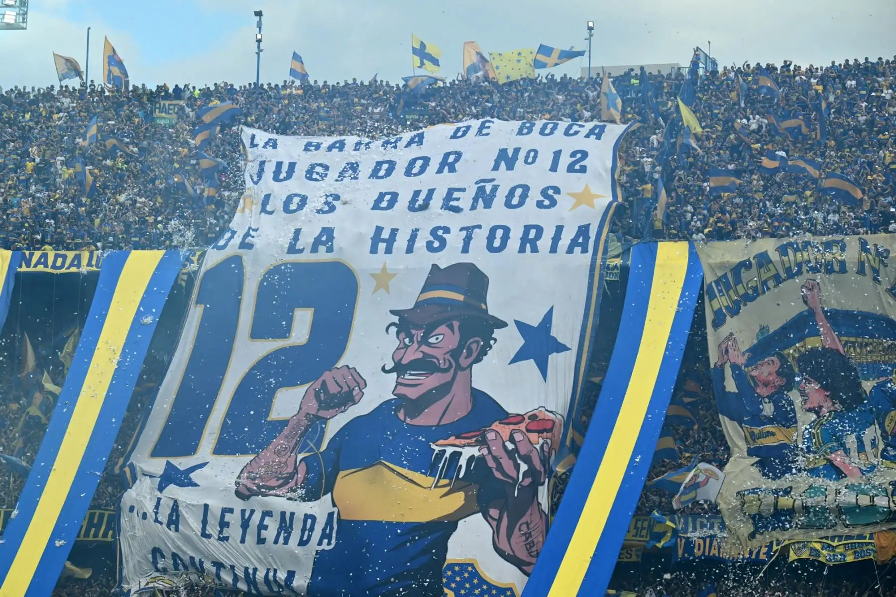 Los fanáticos de Boca Juniors animan a su equipo durante el partido del Torneo de Clausura de la Liga Argentina de Fútbol Profesional 2025 entre Boca Juniors y River Plate en el Estadio La Bombonera de Buenos Aires el 9 de noviembre de 2025. (Foto de Luis ROBAYO / AFP)