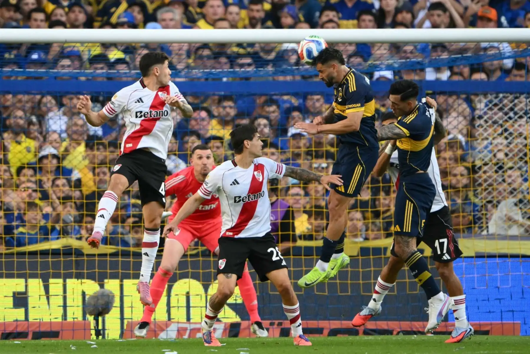 El delantero de Boca Juniors #09, Milton Gimenez, encabeza el balón durante el partido del Torneo de Clausura de la Liga Argentina de Fútbol Profesional 2025 entre Boca Juniors y River Plate en el Estadio La Bombonera de Buenos Aires el 9 de noviembre de 2025. (Foto de Luis ROBAYO / AFP)