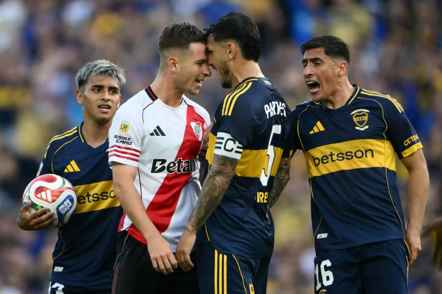 El centrocampista #34 de River Plate, Giuliano Galoppo (2a L) y el centrocampista de Boca Juniors #05 Leandro Paredes (2nd R) discuten junto al centrocampista #43 de Boca Juniors Milton Delgado (L) y el delantero uruguayo #16 Miguel Merentiel durante el partido del Torneo de Clausura de la Liga Argentina de Fútbol Profesional Argentina 2025 entre Boca Juniors y River Plate en el Estadio La Bombonera en Buenos Aires el 9 de noviembre de 2025. (Foto de Luis ROBAYO / AFP)