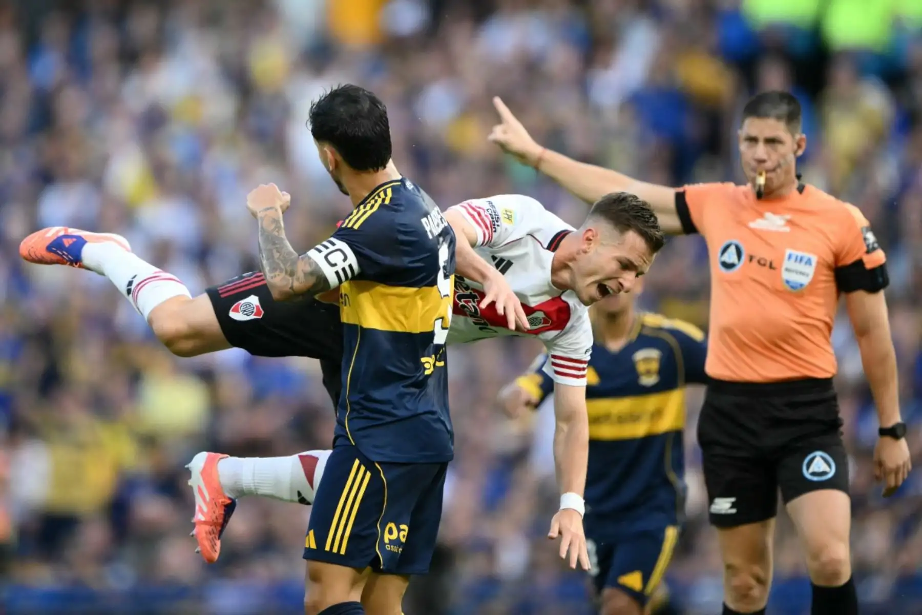 El centrocampista de Boca Juniors #05 Leandro Paredes comete una falta al centrocampista de River Plate #34 Giuliano Galoppo durante el partido del Torneo de Clausura de la Liga Argentina de Fútbol Profesional 2025 entre Boca Juniors y River Plate en el Estadio La Bombonera de Buenos Aires el 9 de noviembre de 2025. (Foto de Luis ROBAYO / AFP)