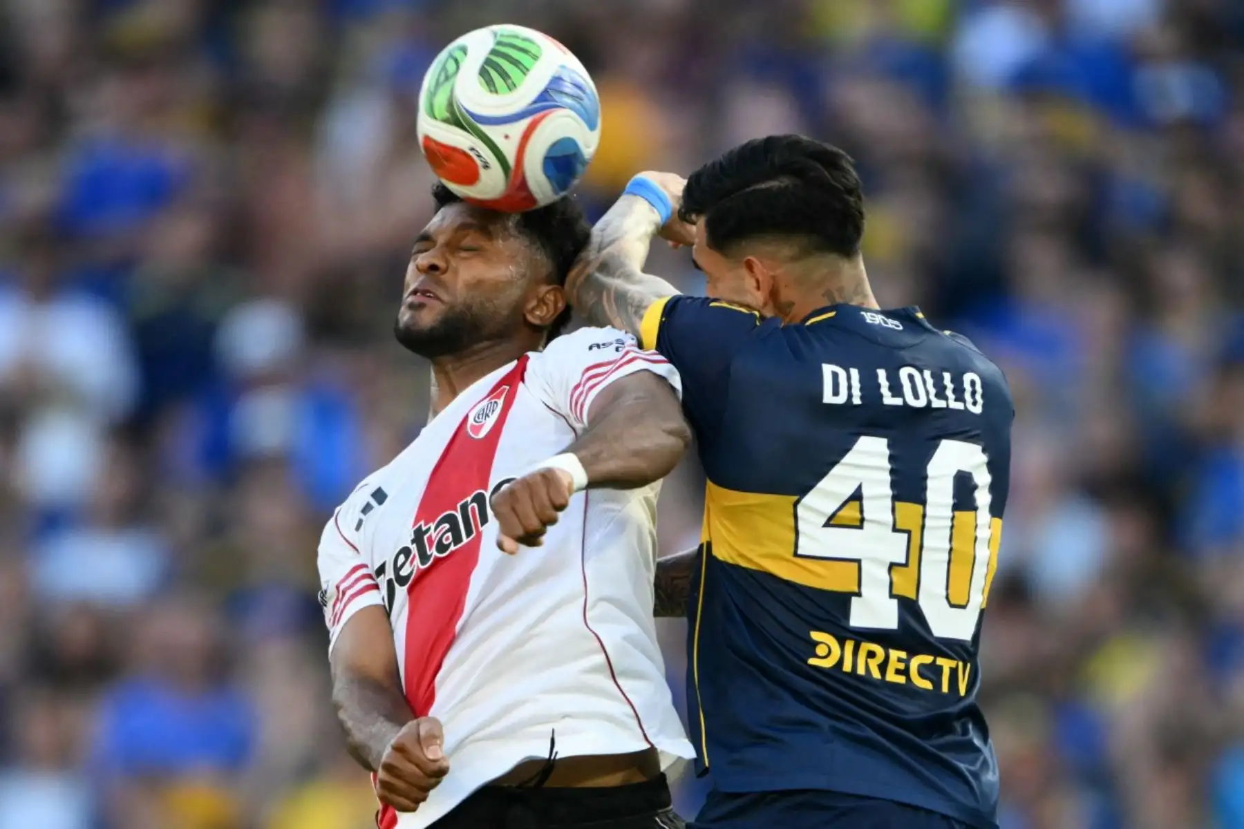 El delantero colombiano de River Plate #09 Miguel Borja (L) y el defensor de Boca Juniors #40 Lautaro Di Lollo saltan para encabezar el balón durante el partido del Torneo de Clausura de la Liga Argentina de Clausura 2025 entre Boca Juniors y River Plate en el Estadio La Bombonera de Buenos Aires el 9 de noviembre de 2025. (Foto de Luis ROBAYO / AFP)