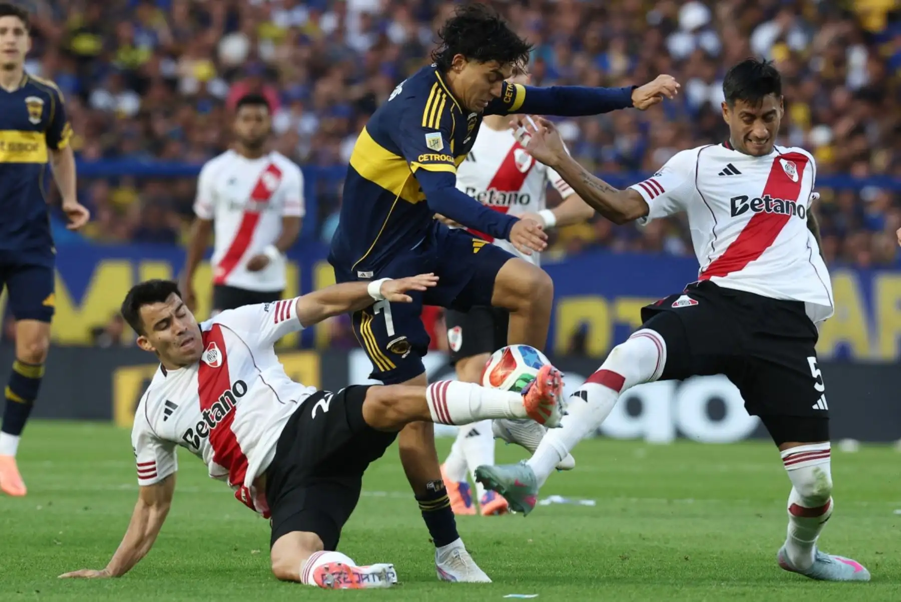 El defensor de River Plate #21 Marcos Acuna, el delantero de Boca Juniors #07 Exequiel Zeballos y el centrocampista de River Plate #05 Juan Portillo luchan por el balón durante el partido del Torneo Clausura de la Liga Argentina de Fútbol Profesional 2025 entre Boca Juniors y River Plate en el Estadio La Bombonera de Buenos Aires el 9 de noviembre de 2025. (Foto de ALEJANDRO PAGNI / AFP)