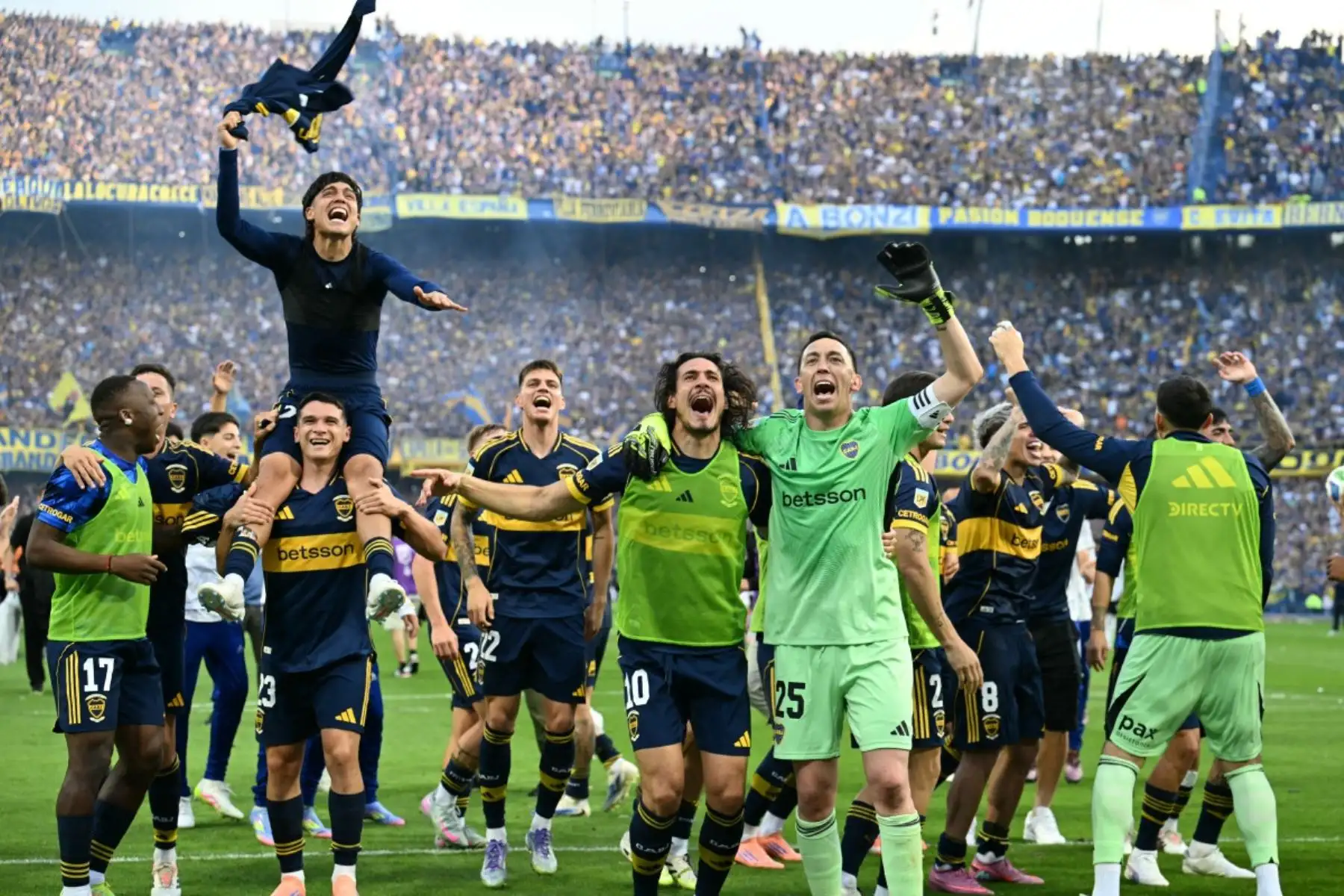 Los jugadores de Boca Juniors celebran su victoria durante el partido del Torneo Clausura de la Liga Argentina de Fútbol Profesional 2025 entre Boca Juniors y River Plate en el Estadio La Bombonera de Buenos Aires el 9 de noviembre de 2025. (Foto de Luis ROBAYO / AFP)