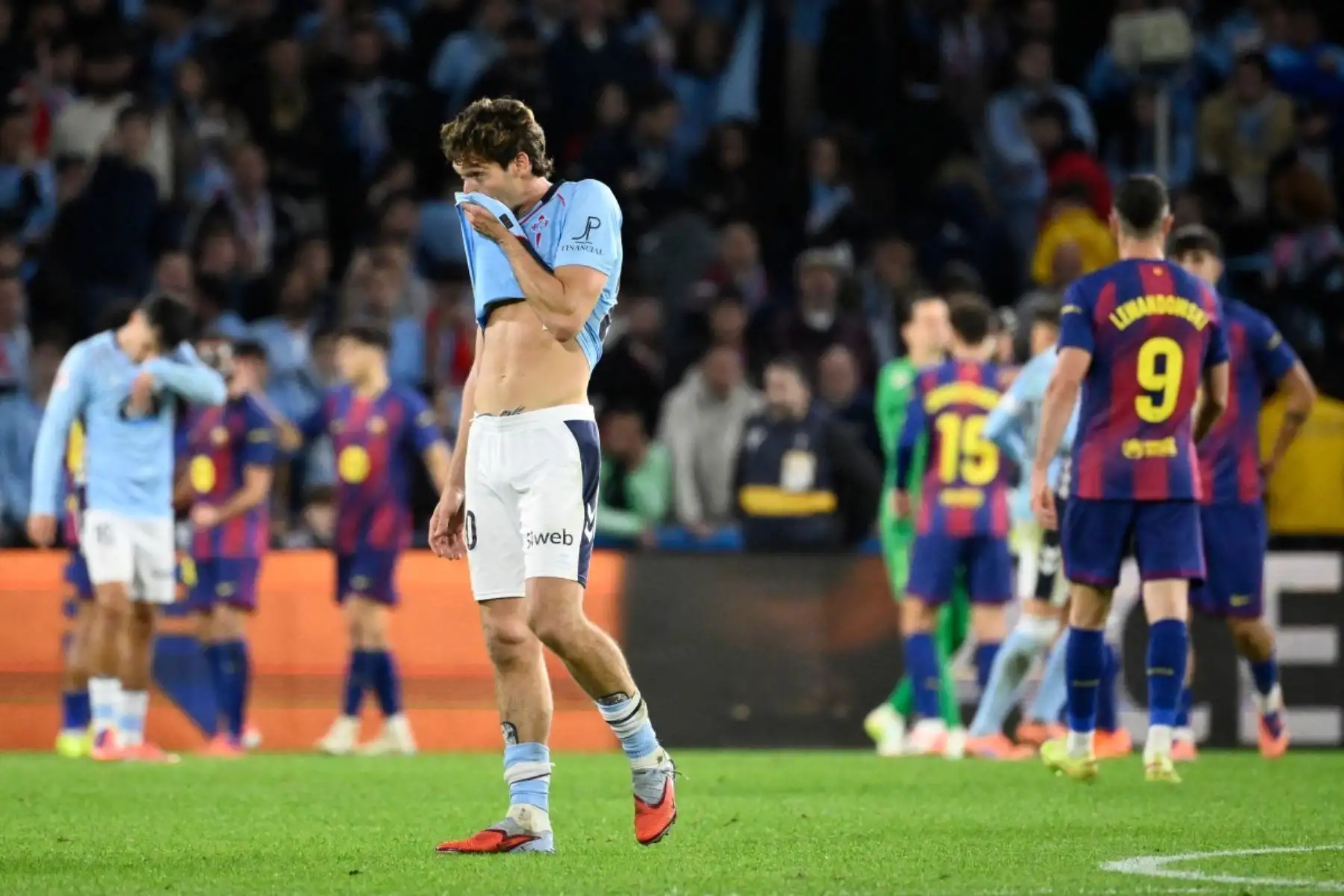 El defensor español del Celta Vigo #20 Marcos Alonso Mendoza reacciona al final del partido de fútbol de la liga española entre el RC Celta de Vigo y el FC Barcelona en el Estadio Balaidos de Vigo el 9 de noviembre de 2025. (Foto de Miguel RIOPA / AFP)