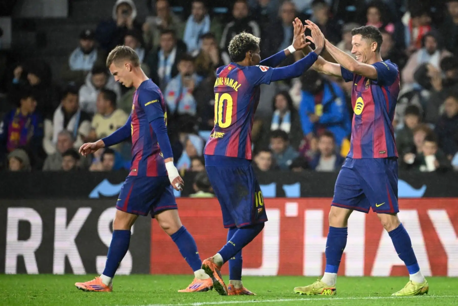 El delantero polaco del Barcelona #09 Robert Lewandowski (R) celebra el cuarto gol de su equipo con el delantero español del Barcelona #10 Lamine Yamal durante el partido de fútbol de la liga española entre el RC Celta de Vigo y el FC Barcelona en el Estadio Balaidos de Vigo el 9 de noviembre de 2025. (Foto de Miguel RIOPA / AFP)