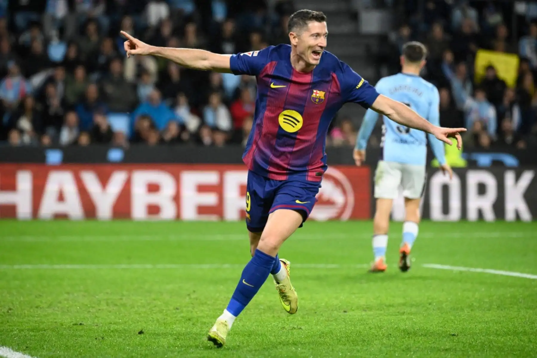 El delantero polaco del Barcelona #09 Robert Lewandowski celebra su segundo gol durante el partido de fútbol de la liga española entre el RC Celta de Vigo y el FC Barcelona en el Estadio Balaidos de Vigo el 9 de noviembre de 2025. (Foto de Miguel RIOPA / AFP)
