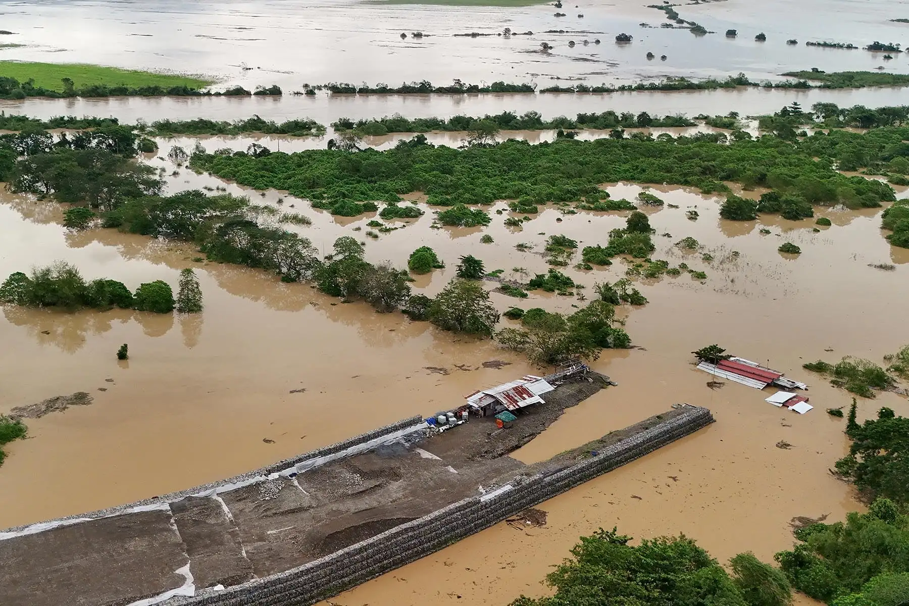 Al menos dos personas han muerto y 1,4 millones han sido evacuadas en Filipinas por el supertifón Fung-wong, que ha perdido intensidad en las últimas horas sin dejar de ser una amenaza para el país, con lluvias intensas e inundaciones severas, informaron este lunes las autoridades. Foto: AFP