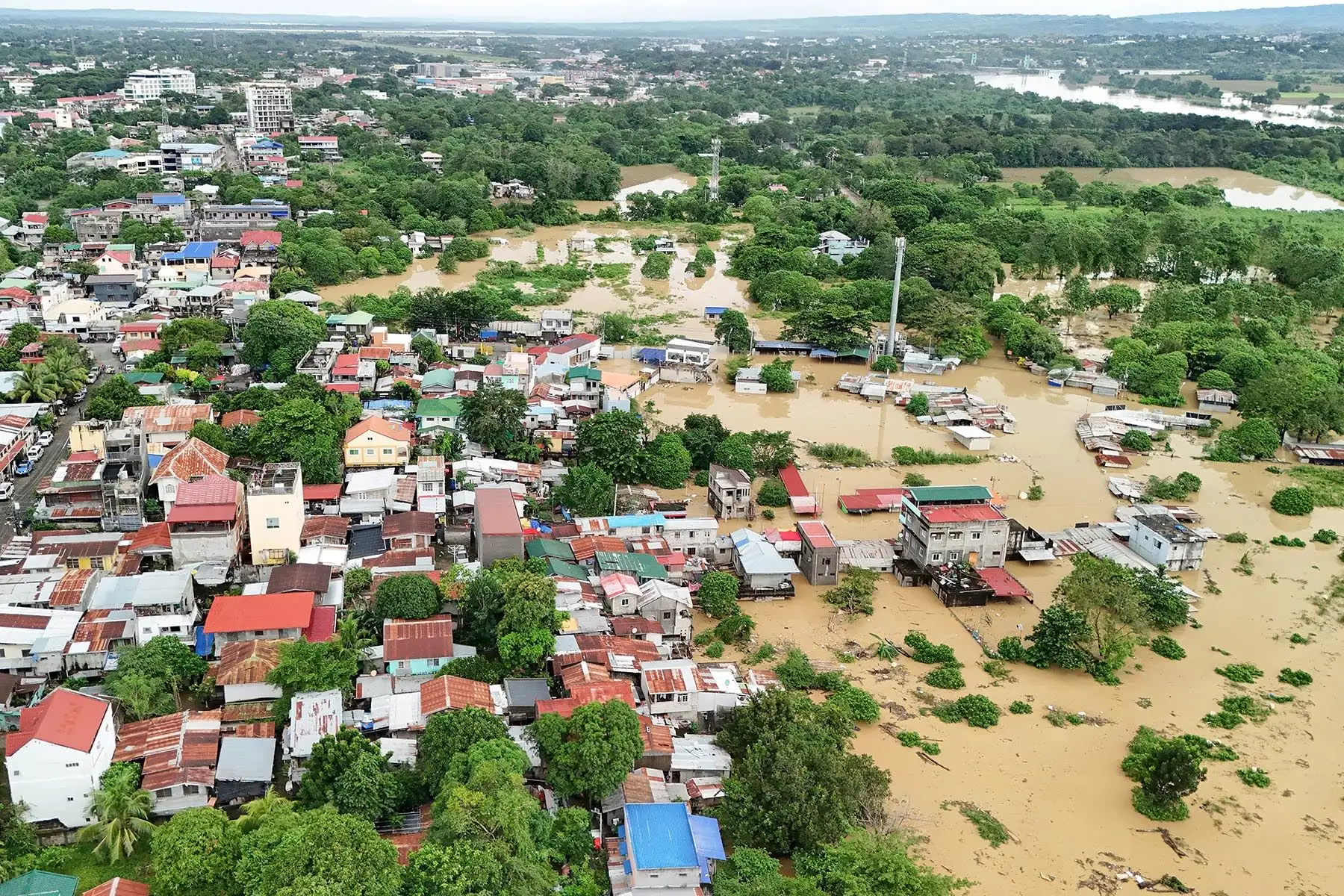 Al menos dos personas han muerto y 1,4 millones han sido evacuadas en Filipinas por el supertifón Fung-wong, que ha perdido intensidad en las últimas horas sin dejar de ser una amenaza para el país, con lluvias intensas e inundaciones severas, informaron este lunes las autoridades. Foto: AFP
