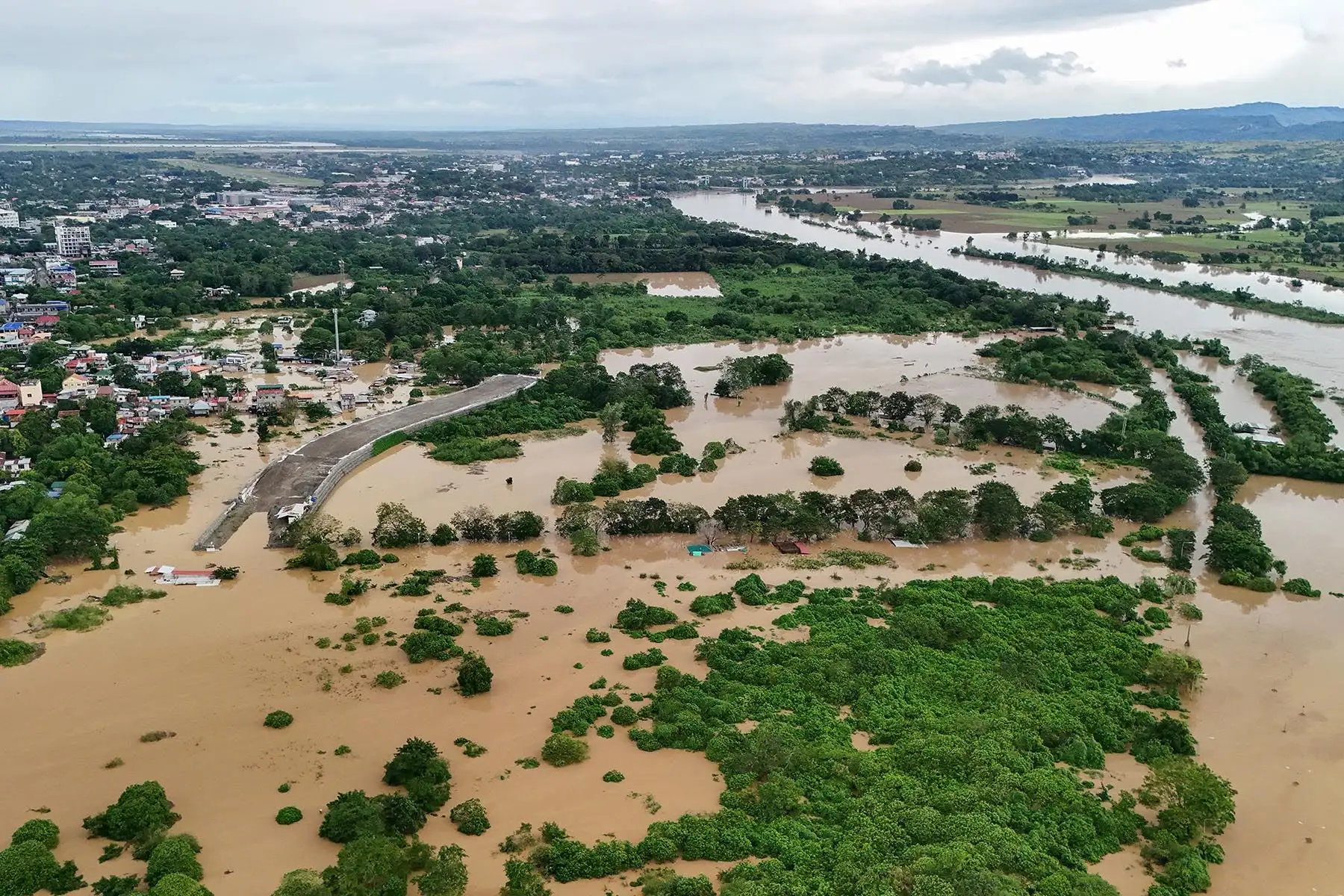 1,4 millones de personas fueron evacuadas preventivamente en Luzón, la isla que alberga a Manila, y que los primeros reportes dan cuenta de dos fallecidos, uno de ellos por el colapso de una estructura. Foto: AFP