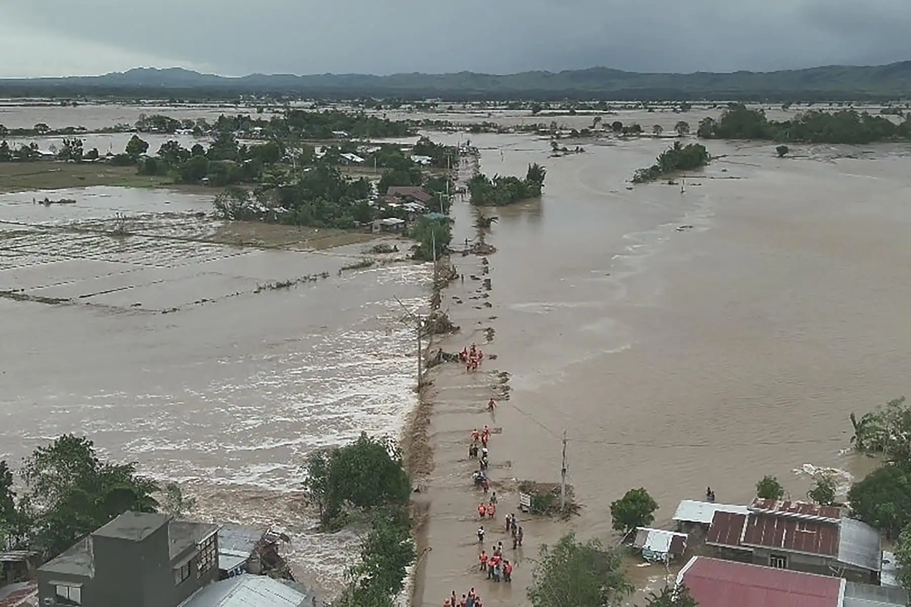 1.000 viviendas sufrieron daños por deslizamientos de terrenos, árboles caídos y por anegamientos, si bien se espera que estos números seán actualizados a lo largo del día. Foto: AFP