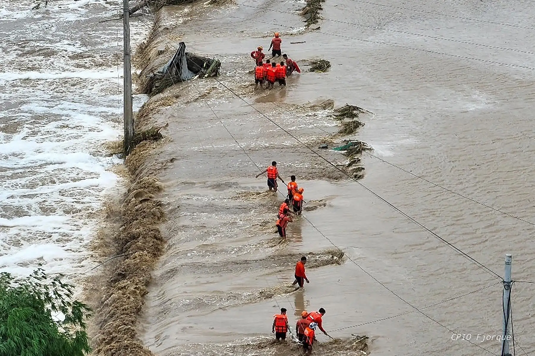 1,4 millones de personas fueron evacuadas preventivamente en Luzón, la isla que alberga a Manila, y que los primeros reportes dan cuenta de dos fallecidos, uno de ellos por el colapso de una estructura. Foto: AFP