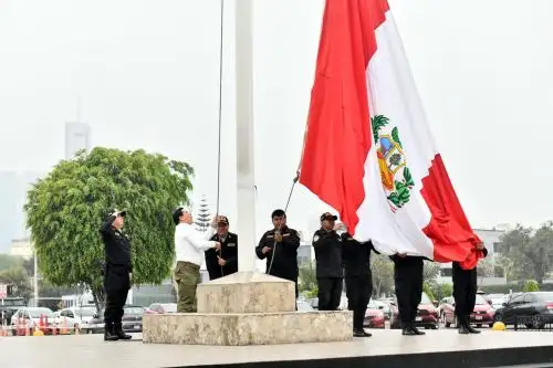 Ministerios e instituciones públicas realizan izamiento de bandera y entonan el Himno Nacional en cumplimiento del estado de emergencia en Lima y Callao