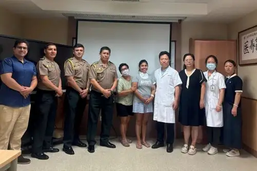 Agente de la Policía Nacional ya recibe atención en el el Hospital Beijing Tsinghua Changgeng. Foto: SaludPol / ANDINA