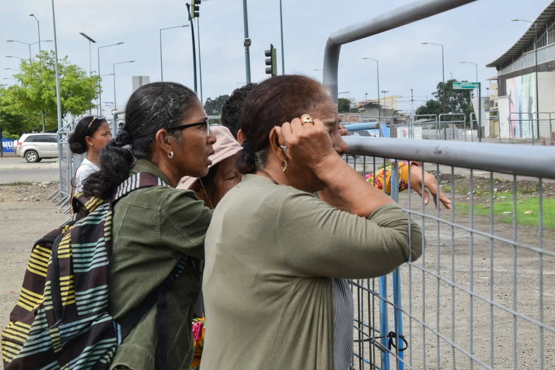Familiares de los presos observan cómo personal de mantenimiento limpia tras un motín en la cárcel de Machala, Ecuador. Foto: AFP