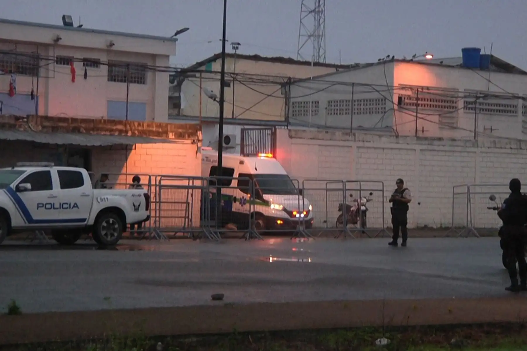 Al menos 27 reclusos fueron hallados muertos por asfixia el domingo por la tarde en una cárcel del suroeste de Ecuador, donde un motín armado había dejado en la madrugada cuatro fallecidos y decenas de heridos, informaron autoridades. Foto: AFP