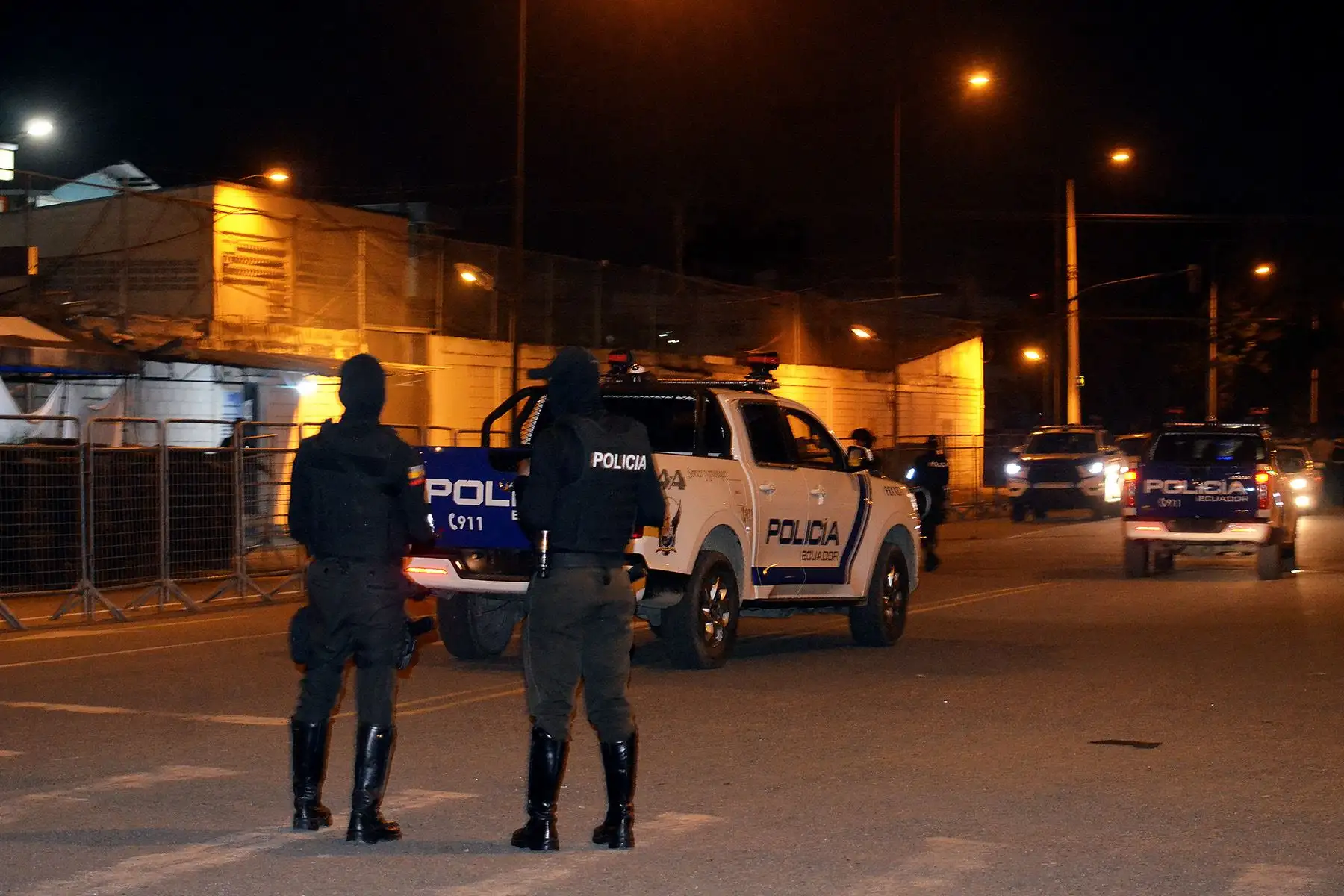 Al menos 27 reclusos fueron hallados muertos por asfixia el domingo por la tarde en una cárcel del suroeste de Ecuador, donde un motín armado había dejado en la madrugada cuatro fallecidos y decenas de heridos, informaron autoridades. Foto: AFP