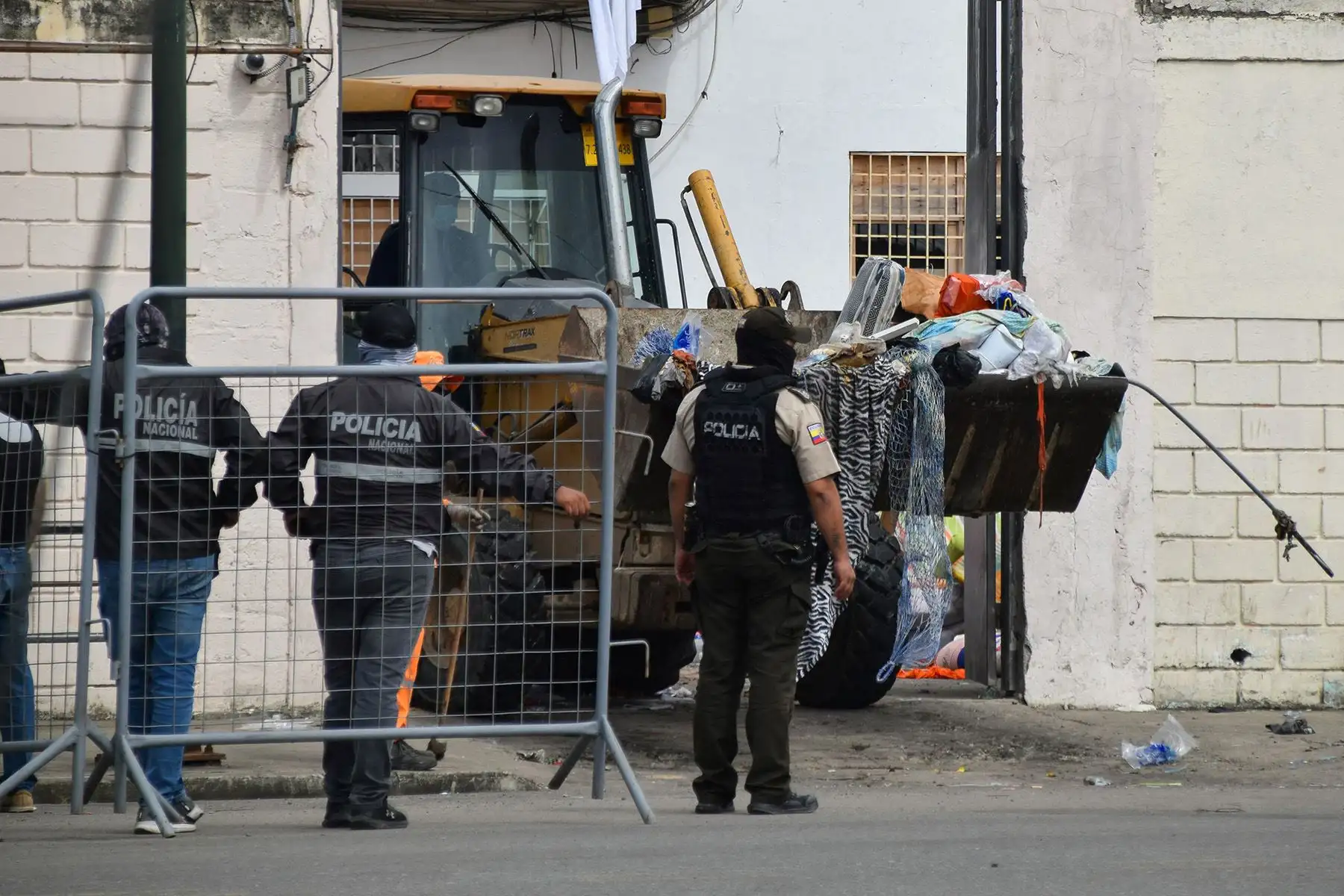 Las cárceles ecuatorianas se han convertido en centros de operación de bandas de narcotraficantes, con más de 500 reclusos muertos desde 2021 en enfrentamientos entre grupos que compiten por el control de este lucrativo negocio. Foto: AFP