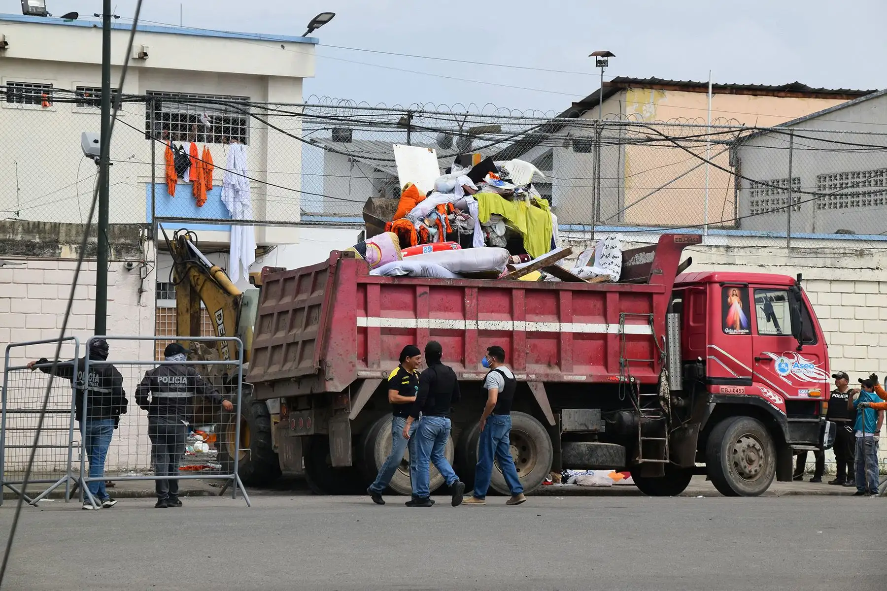 Las cárceles ecuatorianas se han convertido en centros de operación de bandas de narcotraficantes, con más de 500 reclusos muertos desde 2021 en enfrentamientos entre grupos que compiten por el control de este lucrativo negocio. Foto: AFP